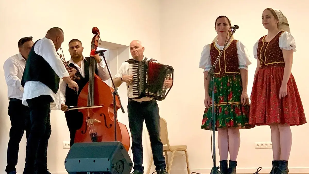 Sestry Holomančinové – folklórne vystúpenie v Poši.